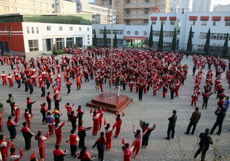 观摩304永利集团为小员工“量身定做”的三套“少儿健美操”